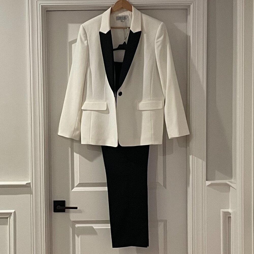 TAHARI Arthur S. Levine Suit
